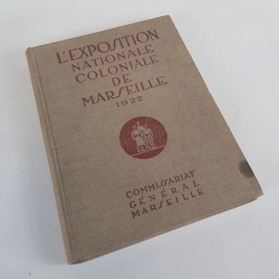 un livre posé sur une table