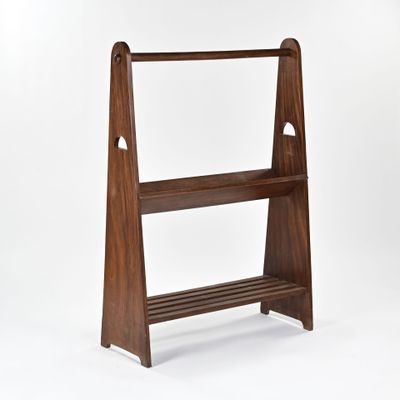 L'étagère est en bois et comporte une tablette d'un côté.
