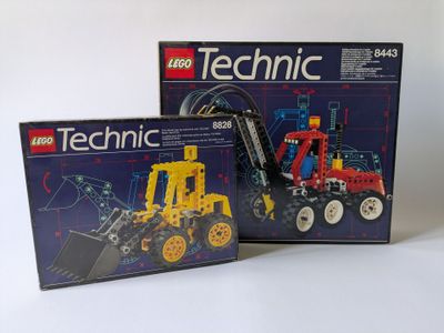 deux boîtes de lego technic sont posées sur une surface blanche