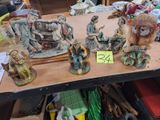 de nombreuses figurines posées sur une table, accompagnées d'une étiquette de prix