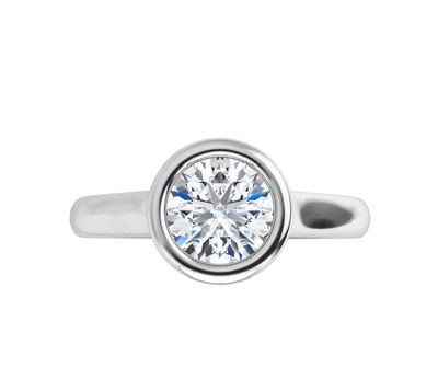 bague de fiançailles en or blanc ornée d'un diamant rond de taille brillant