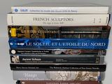 plusieurs livres empilés sur une surface blanche