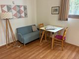 un canapé et une table dans une petite pièce