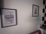 une photo d'un salon avec un canapé et des tableaux accrochés au mur