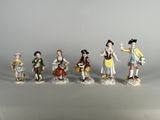 sept figurines représentant des personnes alignées les unes à côté des autres
