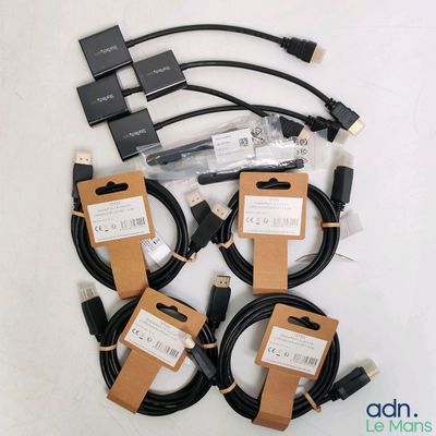 Quatre types différents de câbles USB sont présentés sur une surface blanche