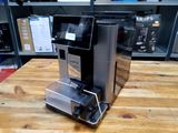 une machine à café posée sur une table en bois