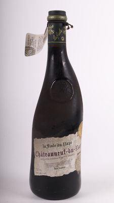 une bouteille de vin avec une étiquette dessus