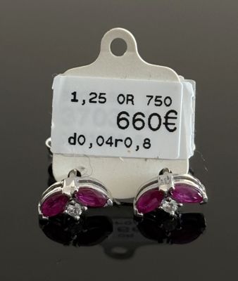 paire de boucles d'oreilles à clous en rubis et diamants, avec étiquette de prix