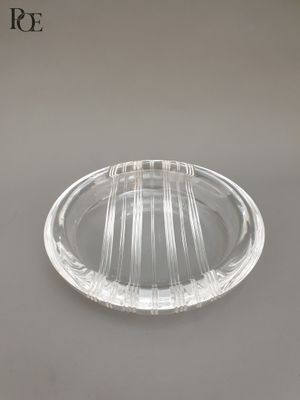 un gros plan d'une assiette en plastique transparent posée sur une table
