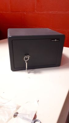 PETIT COFFRE-FORT ouvrant à une porte à ouverture par clé - Photo 1