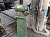 une machine posée à même le sol dans un garage
