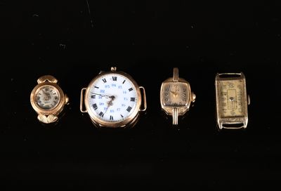 Quatre modèles de montres différents sont présentés sur un fond noir