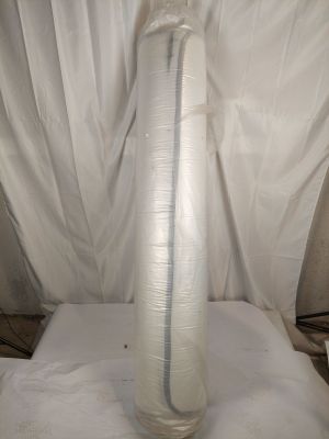 un gros objet blanc posé sur un drap blanc
