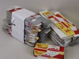 une pile de paquets de cigarettes posée sur une table à côté d'un paquet de cigarettes