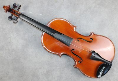 vue de dessus d'un violon posé par terre