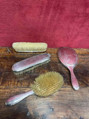trois pinceaux et un pinceau posé sur une table en bois