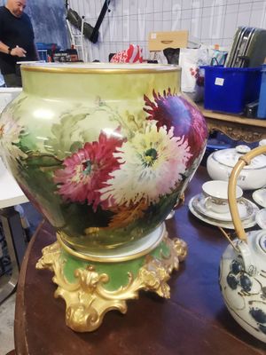 un vase posé sur une table dans une pièce