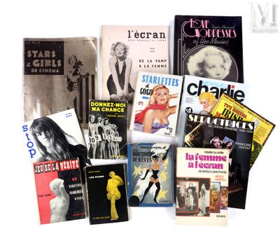 un grand nombre de livres posés sur une table