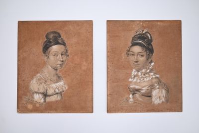deux tableaux représentant une femme en robe marron et une femme en robe blanche