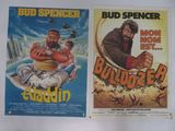 deux affiches de cinéma représentant Bud Spencer et Bud Spencer accrochées à un mur