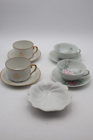 Giraud : deux déjeuners en porcelaine décor de nénuphar, coquille...