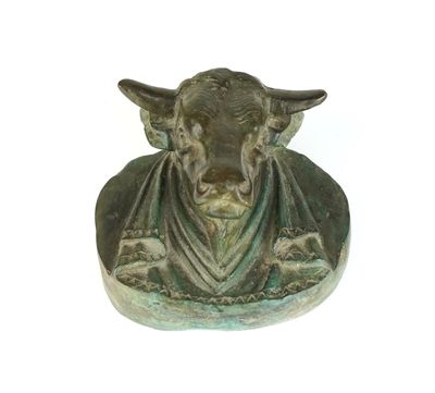 statue d'un taureau avec un foulard autour du cou