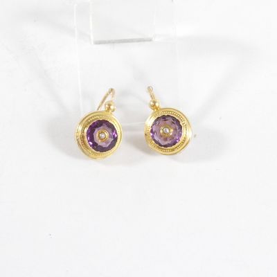 une photo d'une paire de boucles d'oreilles ornées d'améthoreate et de diamants