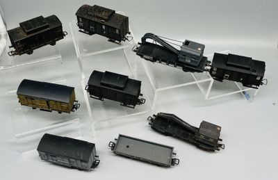 de nombreux modèles réduits de trains exposés sur une table