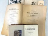 plusieurs vieux livres posés les uns sur les autres sur une table