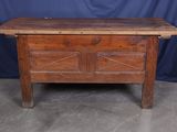 une vieille table en bois surmontée d'un tiroir