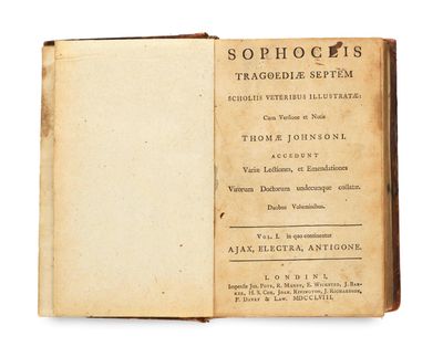 un livre ouvert, dont le titre est visible, posé sur une table