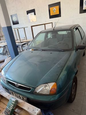 une voiture verte garée dans un garage