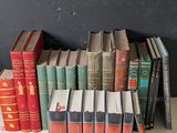 un grand nombre de livres posés sur une table
