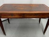 une table en bois avec deux tiroirs et un tiroir en dessous