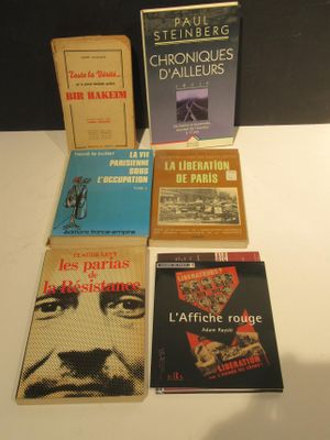 plusieurs livres posés sur une table blanche, sur fond noir