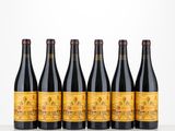 six bouteilles de vin sont alignées sur une table