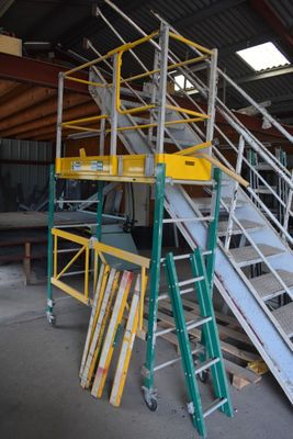 une échelle posée à côté d'un escalier