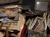 une pile de livres et d'images par terre
