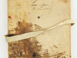 un vieux livre recouvert d'une feuille de papier