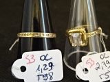 deux bagues et une étiquette de prix posées sur une table