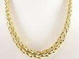 gros plan d'un collier en or sur un mannequin mannequin mannequin mannequin mannequin mannequin mannequin mannequin