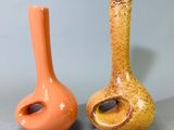 deux vases posés l'un à côté de l'autre sur une table
