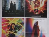 Les affiches des films sont accrochées au mur.