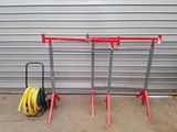 une borne d'incendie et un tuyau posés par terre à côté d'une porte de garage