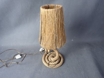une lampe surmontée d'une corde