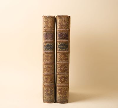 deux vieux livres posés l'un sur l'autre sur une surface blanche