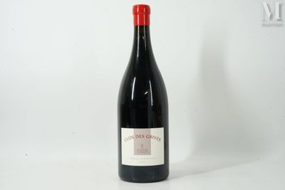une bouteille de vin posée sur une table
