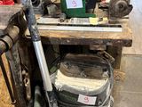 une image d'un établi avec beaucoup d'outils dessus