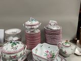 beaucoup d'assiettes et de tasses sur la table